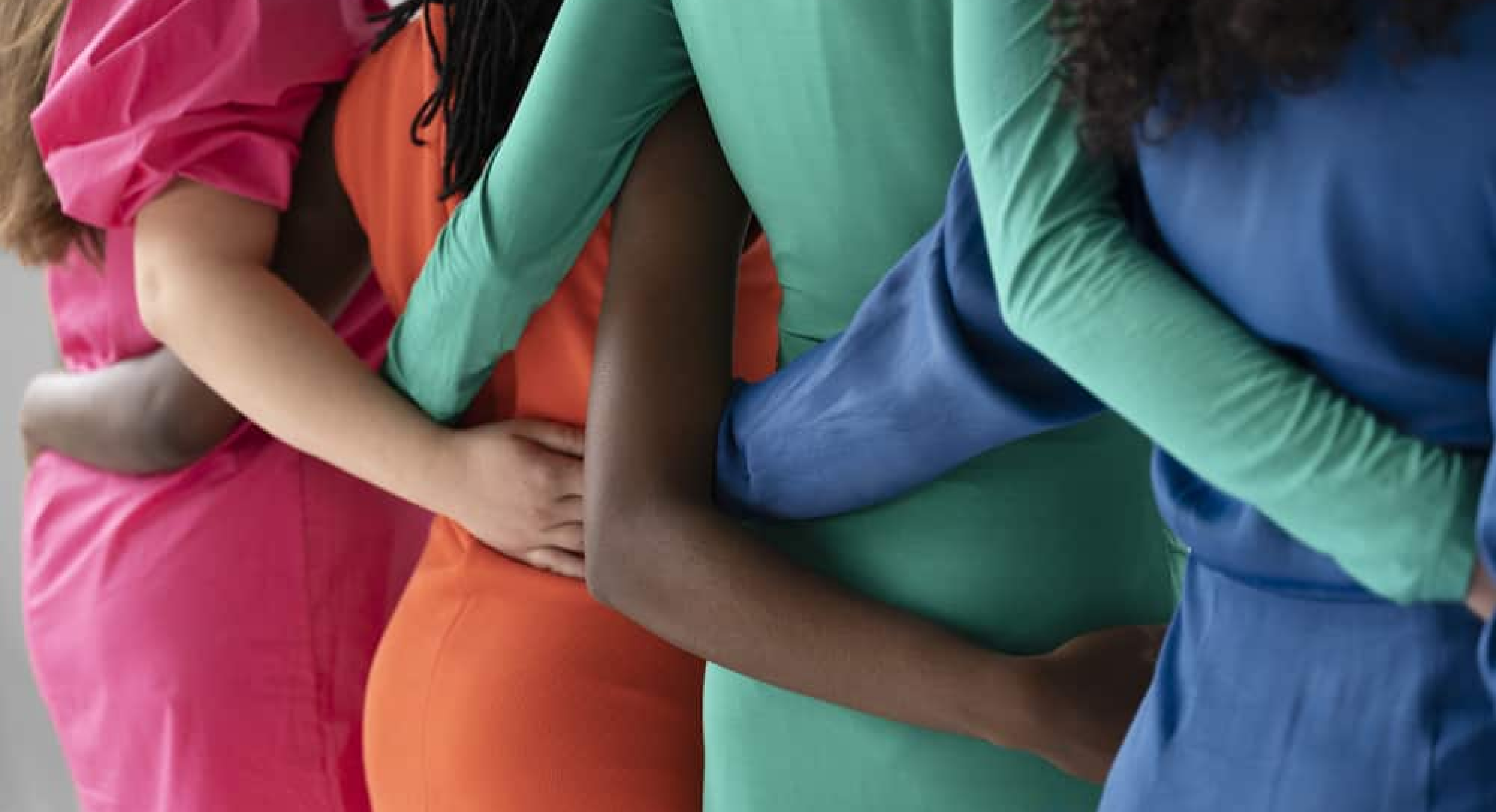 Mulheres se abraçando