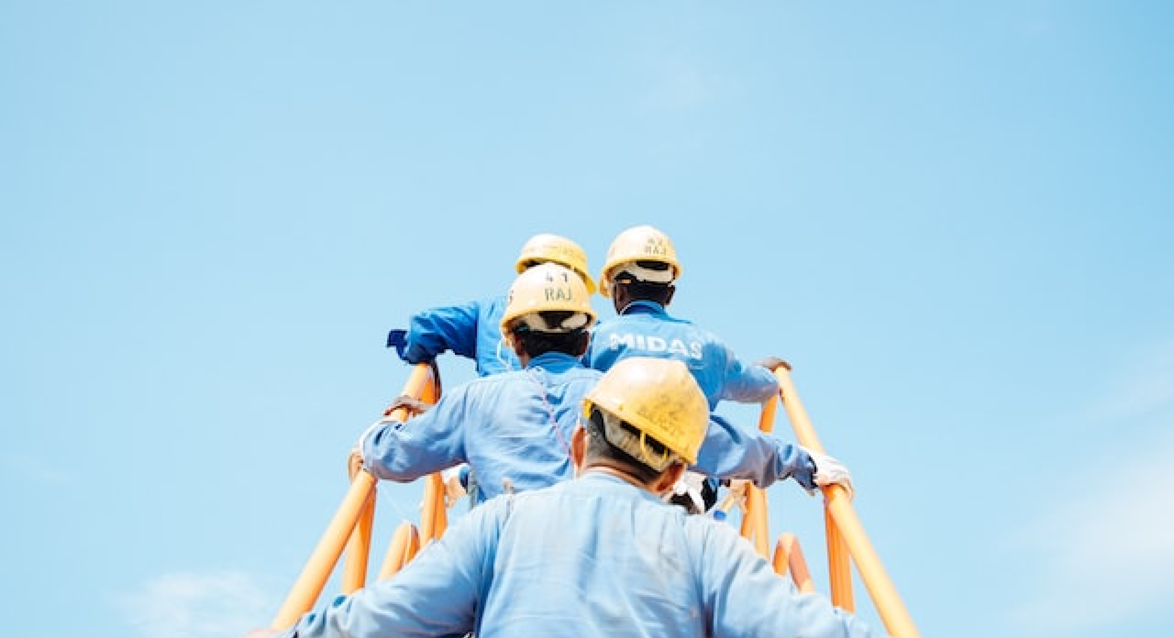 trabalhadores subindo escada